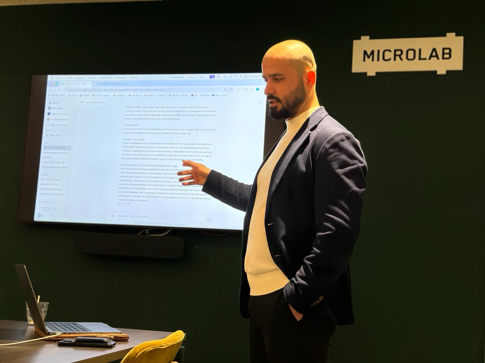 Zahed Ashkara demonstreert GPT voor jurisprudentie aan juristen bij Microlab Den Haag
