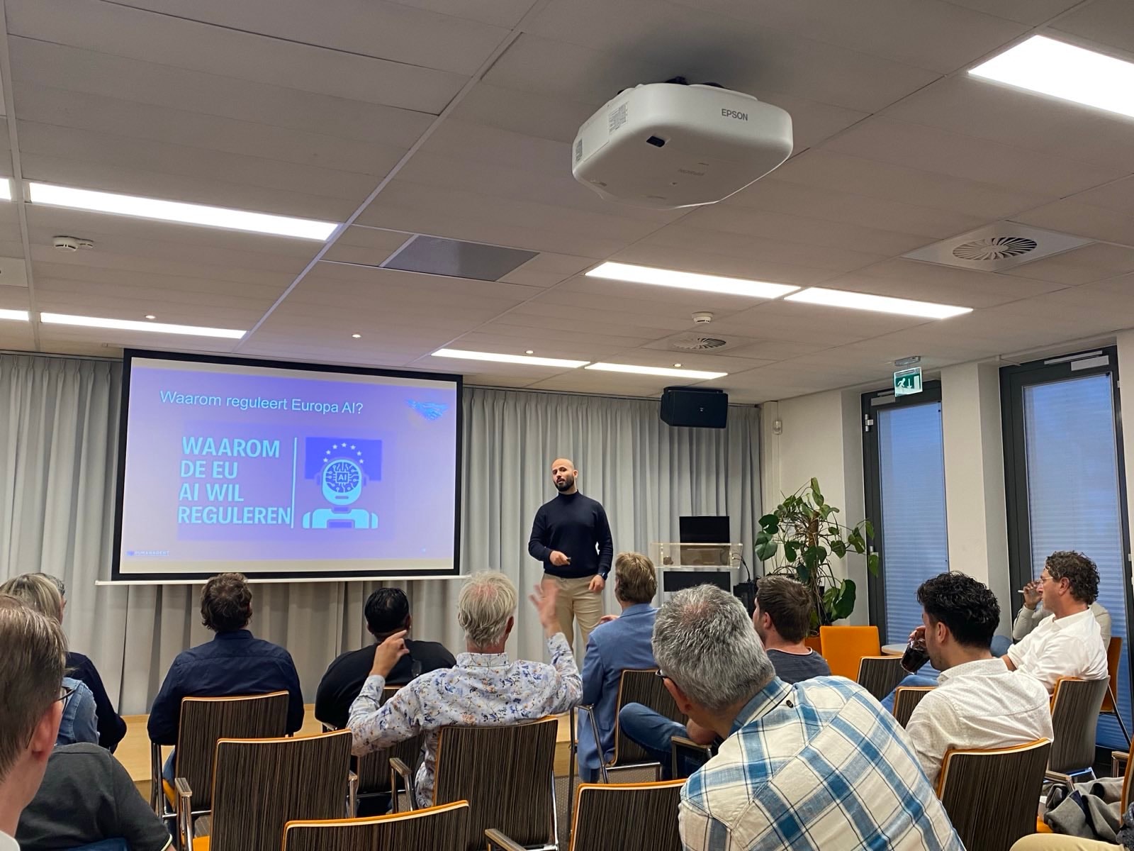 Zahed Ashkara legt uit waarom de EU AI wil reguleren tijdens een tech-event